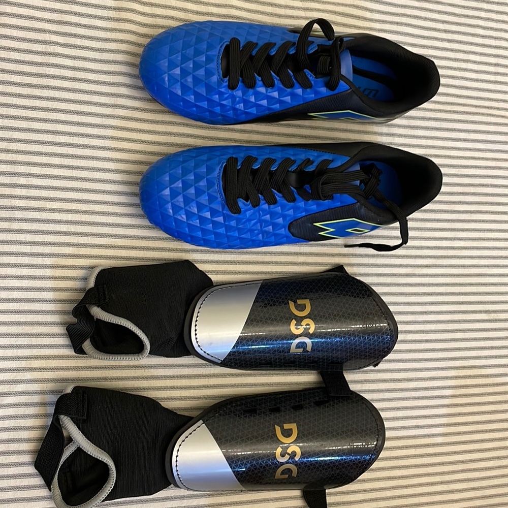 Men’s Soccer Cleats with shin guards - size 7.